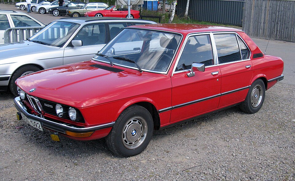 BMW 5 Series E12 — представитель поколения